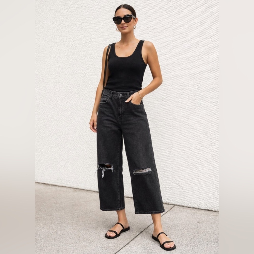 Levi’s cropped wide leg jeans size 26 classic cropped festival chic boho